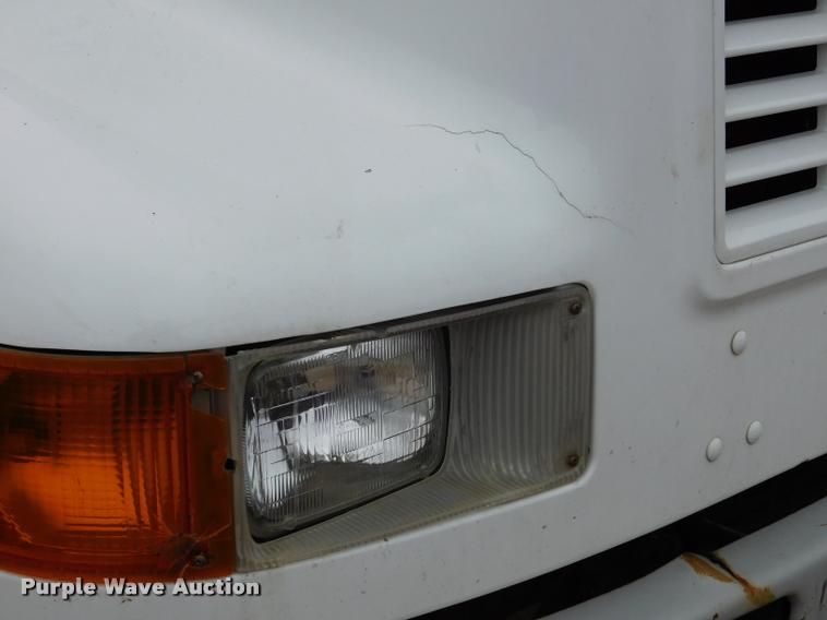 image for item DA1057 2000 International 4800 bucket truck