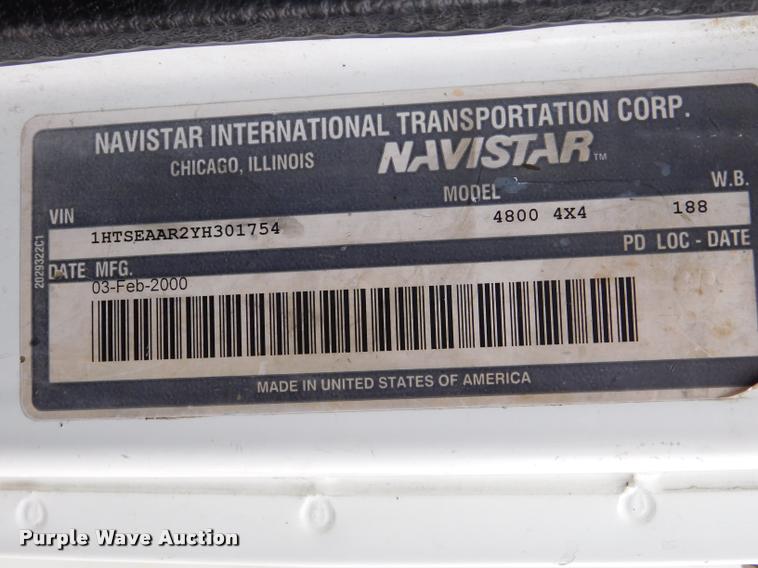 image for item DA1057 2000 International 4800 bucket truck