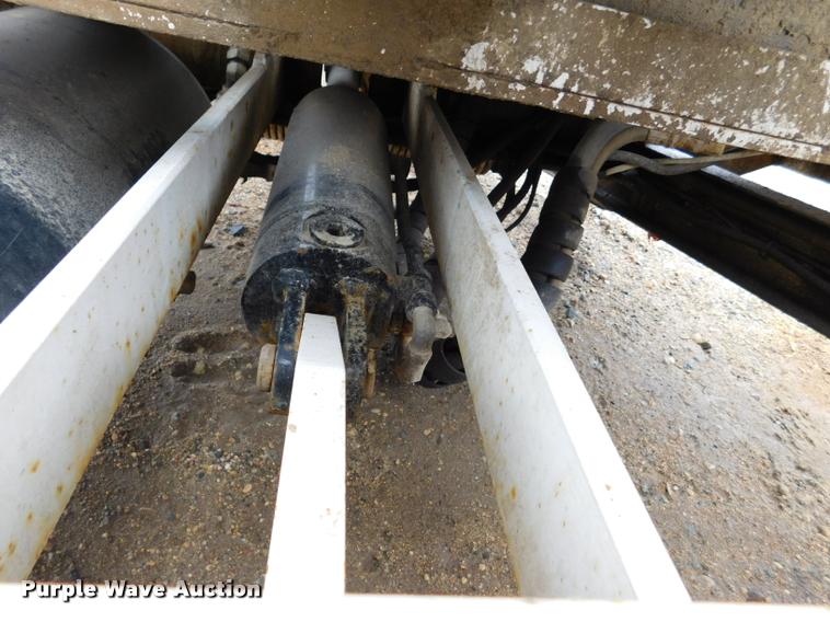 image for item DA1058 2005 Hogg Davis Hydra-Hog 985 self-propelled cable puller reel trailer