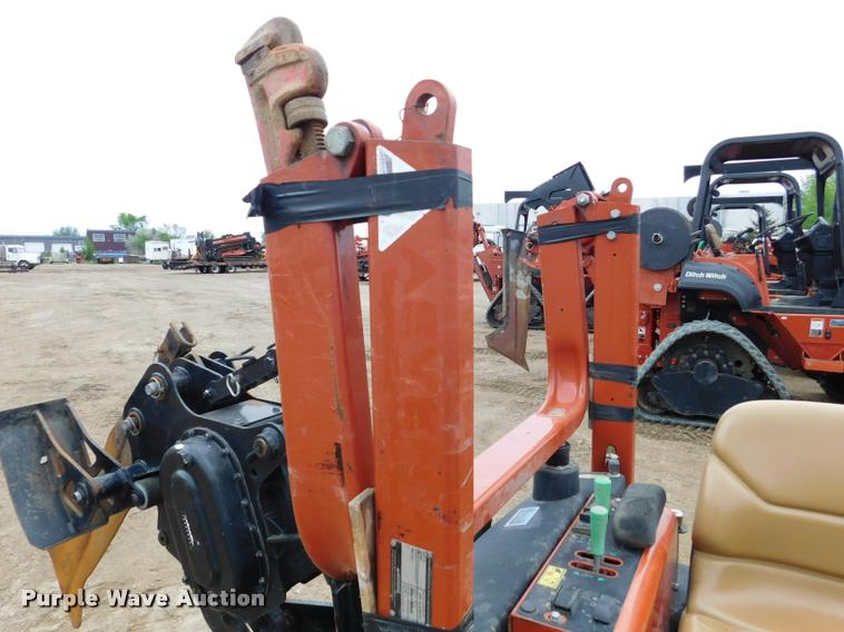 image for item DA1067 2011 Ditch Witch 420SX trencher