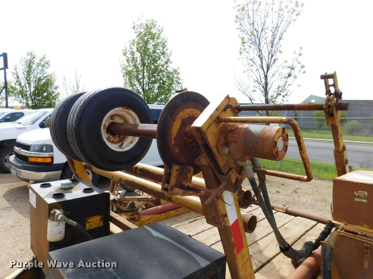 image for item DA1068 2002 Larson TRL reel trailer