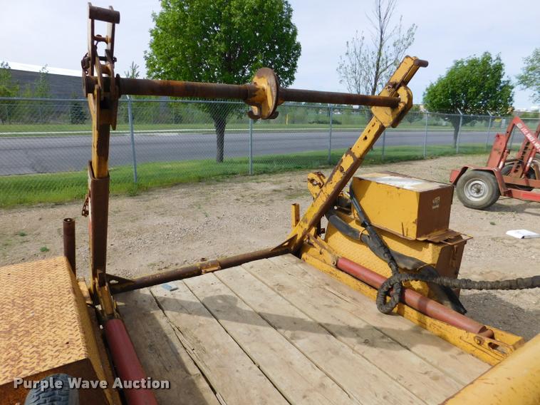 image for item DA1068 2002 Larson TRL reel trailer