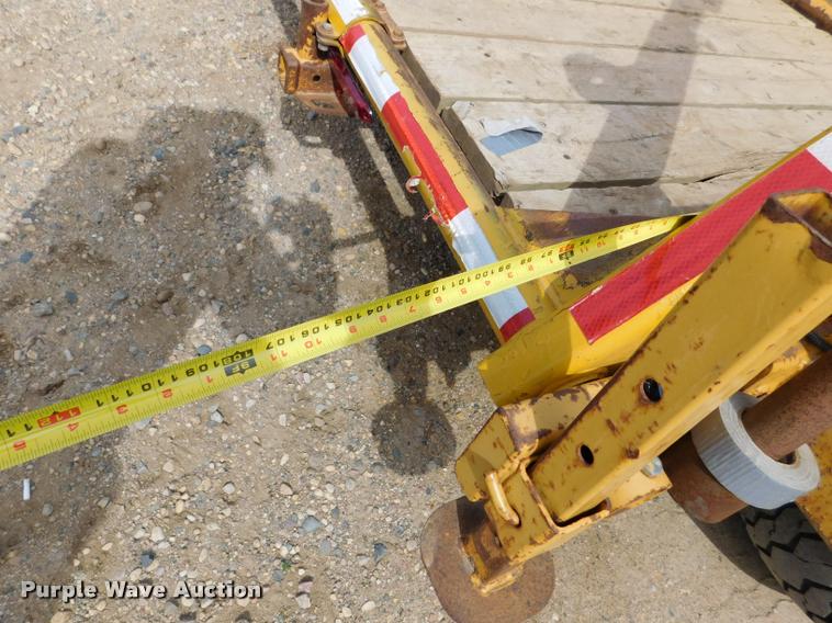 image for item DA1068 2002 Larson TRL reel trailer