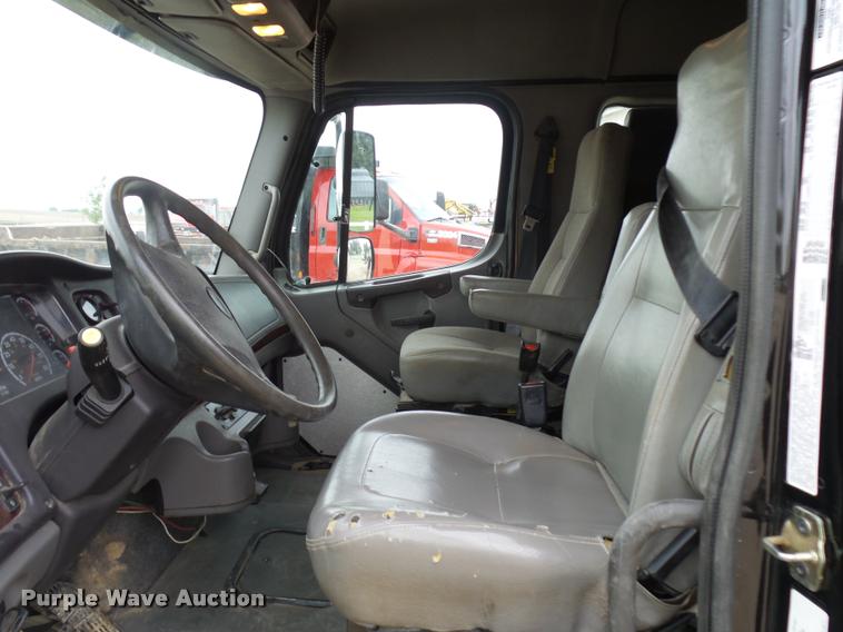 image for item DA3543 2007 Freightliner Business Class M2 service truck