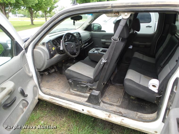 image for item L5569 2007 Chevrolet Silverado 2500HD Ext. Cab pickup truck