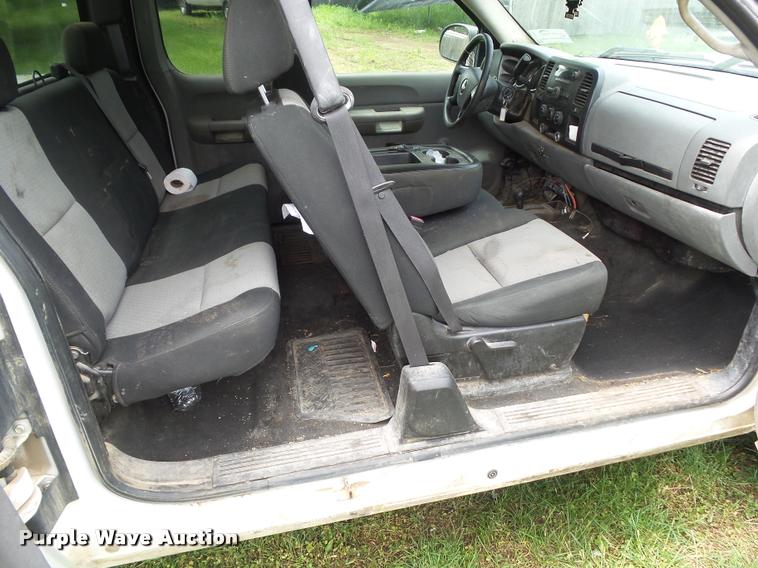 image for item L5569 2007 Chevrolet Silverado 2500HD Ext. Cab pickup truck