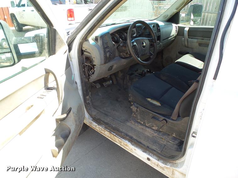 image for item L5570 2010 Chevrolet Silverado 2500HD Crew Cab pickup truck