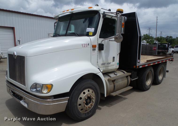 image for item L5571 2004 International 9200i flatbed truck
