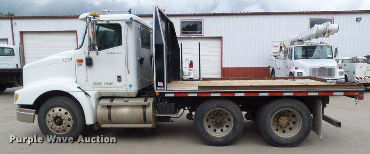 image for item L5571 2004 International 9200i flatbed truck