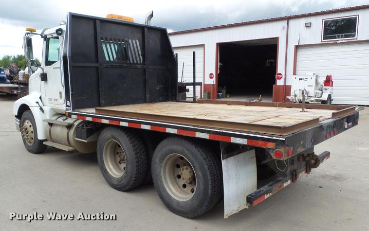 image for item L5571 2004 International 9200i flatbed truck