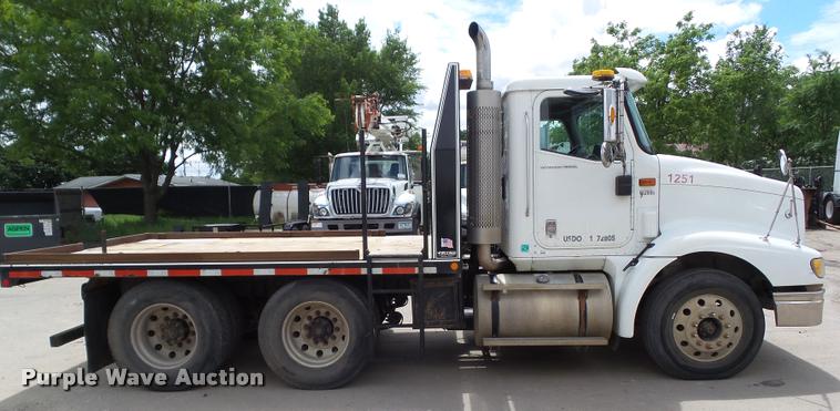 image for item L5571 2004 International 9200i flatbed truck