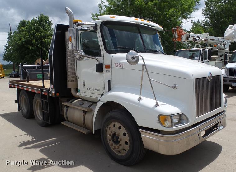 image for item L5571 2004 International 9200i flatbed truck