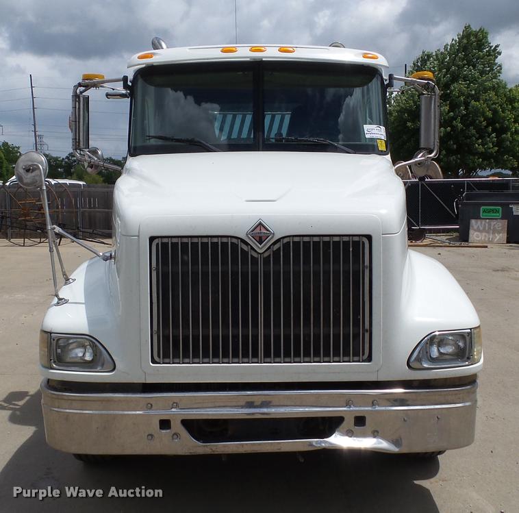 image for item L5571 2004 International 9200i flatbed truck