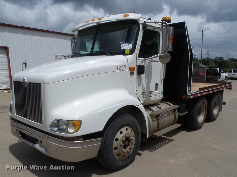 image for item L5571 2004 International 9200i flatbed truck