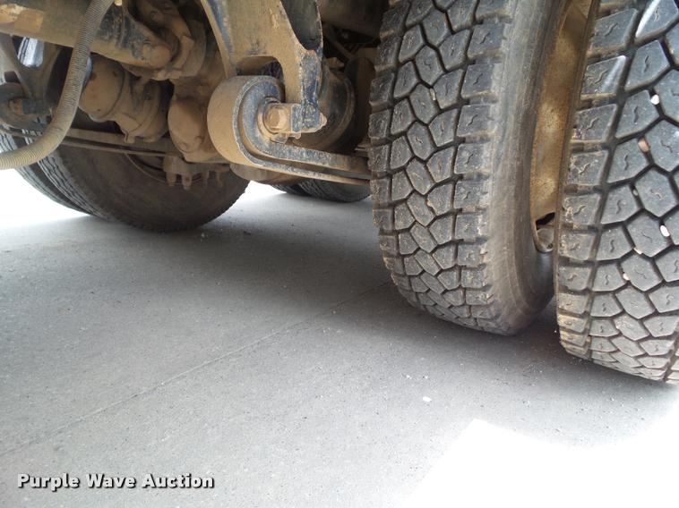 image for item L5571 2004 International 9200i flatbed truck