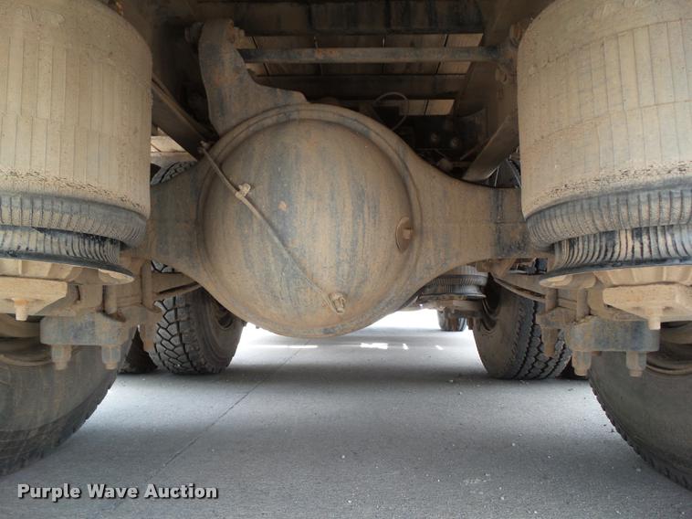 image for item L5571 2004 International 9200i flatbed truck