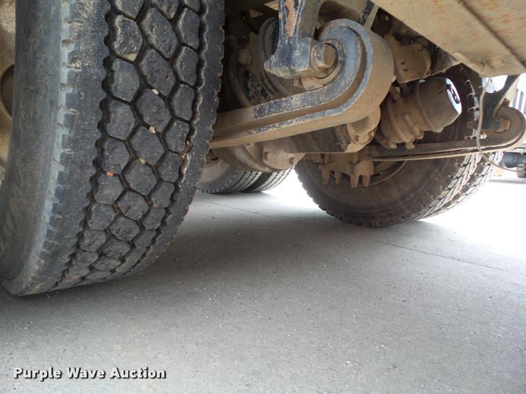 image for item L5571 2004 International 9200i flatbed truck