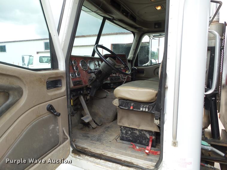 image for item L5571 2004 International 9200i flatbed truck