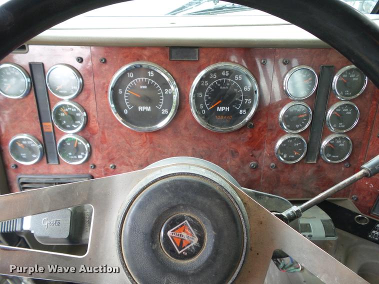 image for item L5571 2004 International 9200i flatbed truck