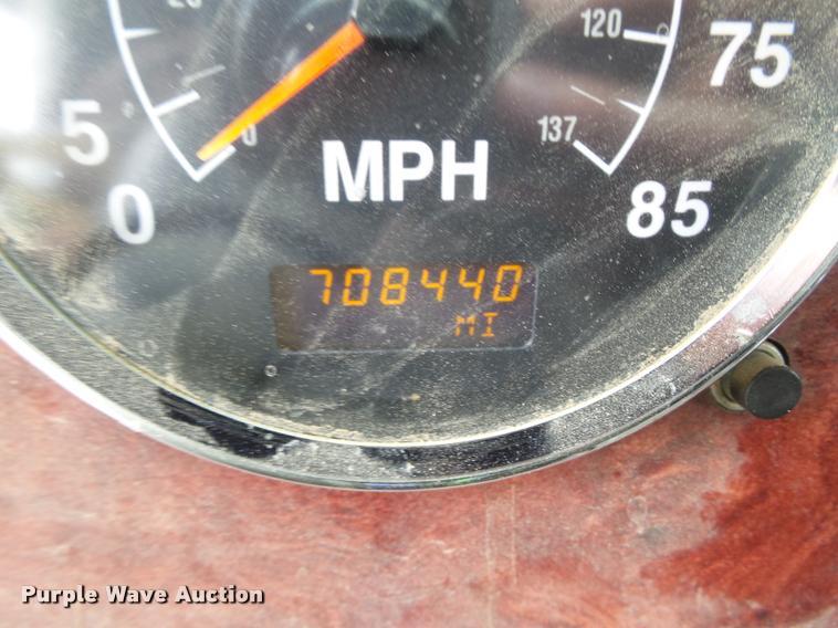 image for item L5571 2004 International 9200i flatbed truck