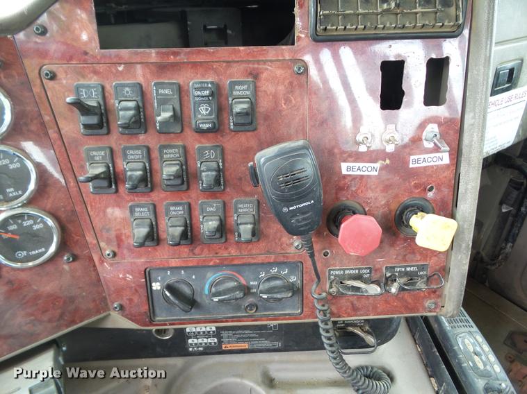 image for item L5571 2004 International 9200i flatbed truck