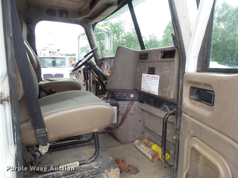 image for item L5571 2004 International 9200i flatbed truck