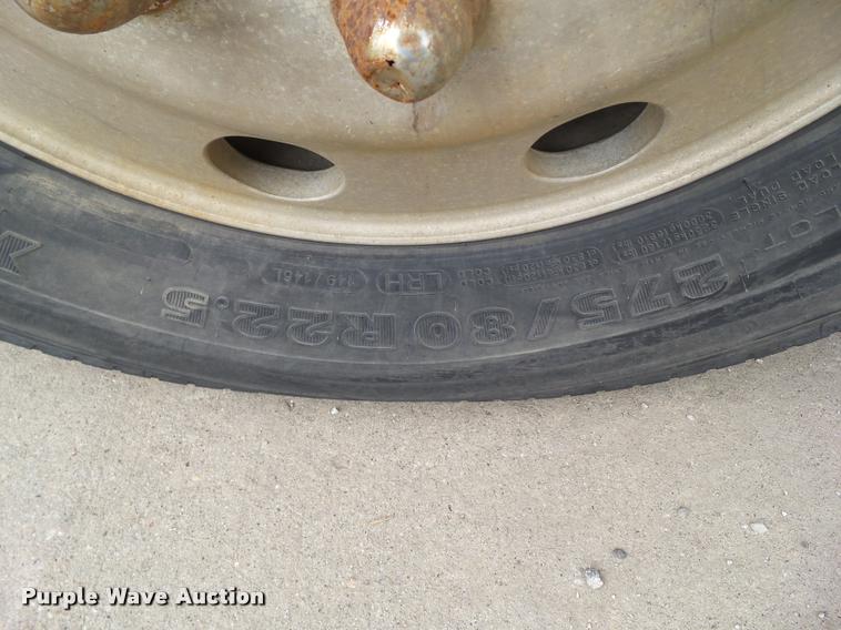 image for item L5571 2004 International 9200i flatbed truck