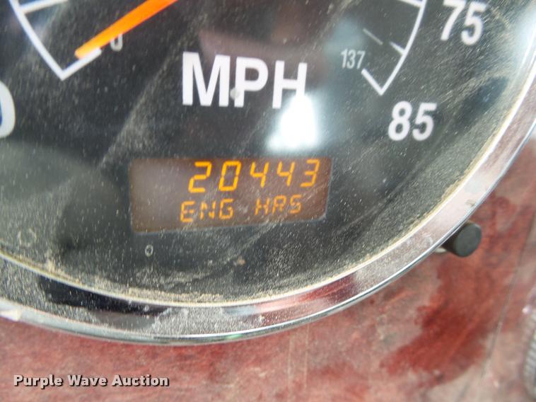 image for item L5571 2004 International 9200i flatbed truck