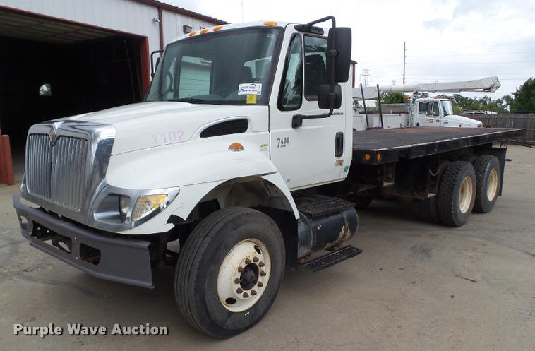 image for item L5572 2007 International 7400 flatbed truck