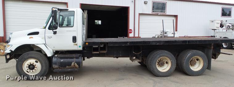 image for item L5572 2007 International 7400 flatbed truck