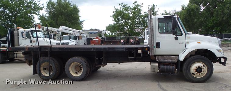image for item L5572 2007 International 7400 flatbed truck