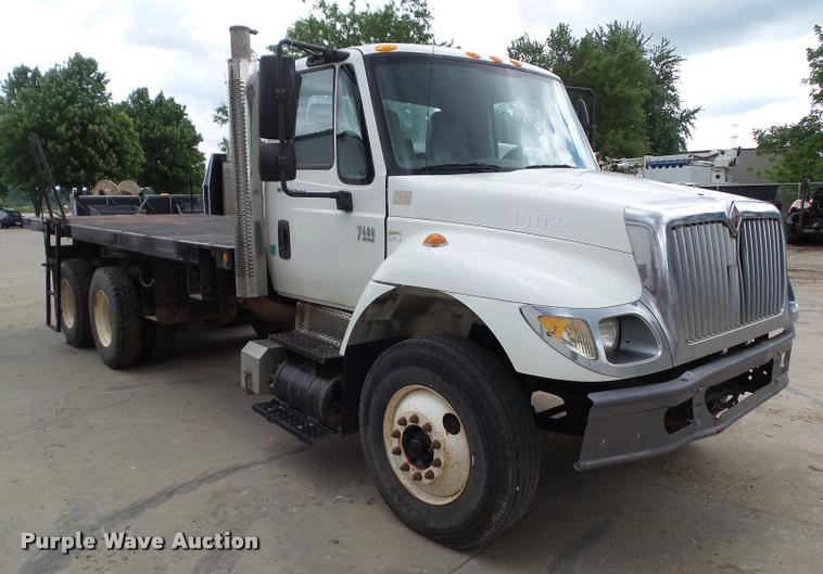 image for item L5572 2007 International 7400 flatbed truck