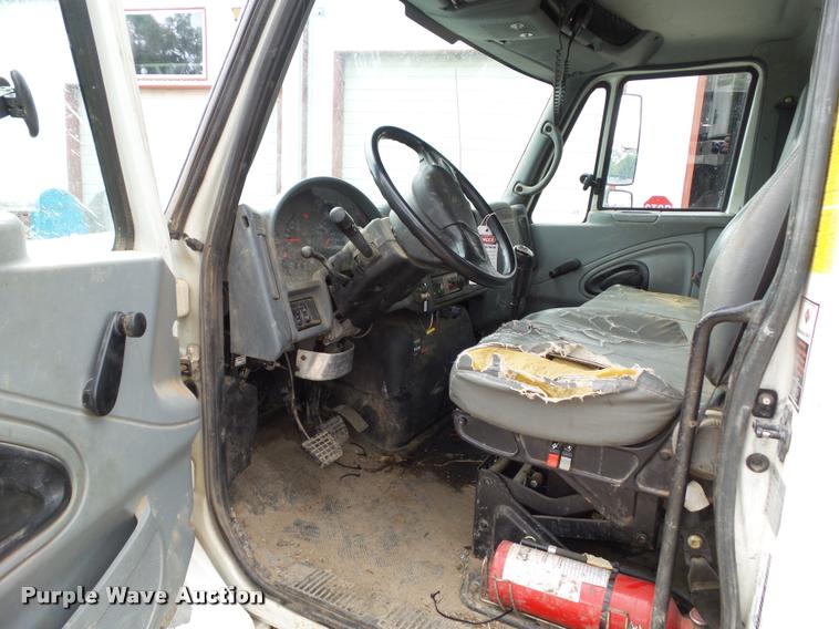 image for item L5572 2007 International 7400 flatbed truck