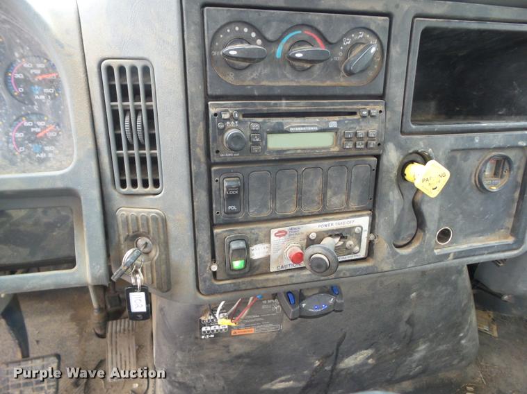 image for item L5572 2007 International 7400 flatbed truck