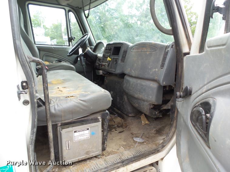 image for item L5572 2007 International 7400 flatbed truck