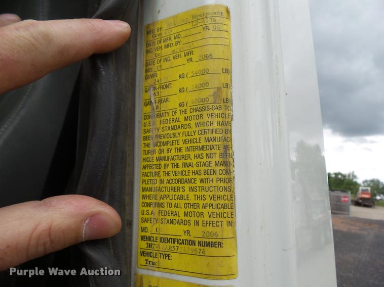 image for item L5572 2007 International 7400 flatbed truck