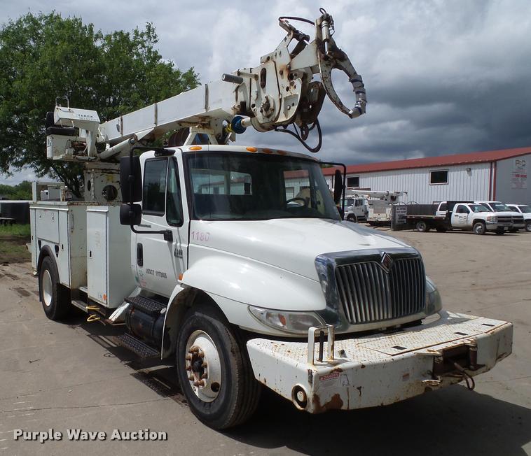 image for item L5573 2005 International DuraStar 4300 service truck with crane
