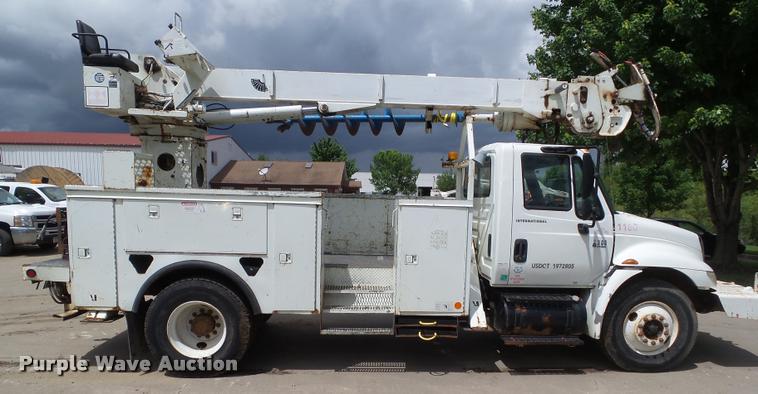 image for item L5573 2005 International DuraStar 4300 service truck with crane