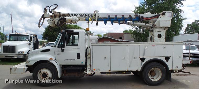 image for item L5573 2005 International DuraStar 4300 service truck with crane