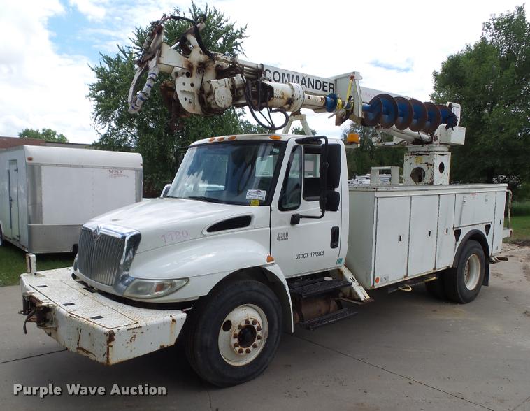 image for item L5573 2005 International DuraStar 4300 service truck with crane