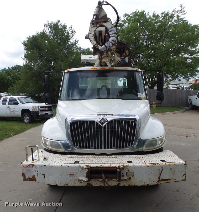 image for item L5573 2005 International DuraStar 4300 service truck with crane