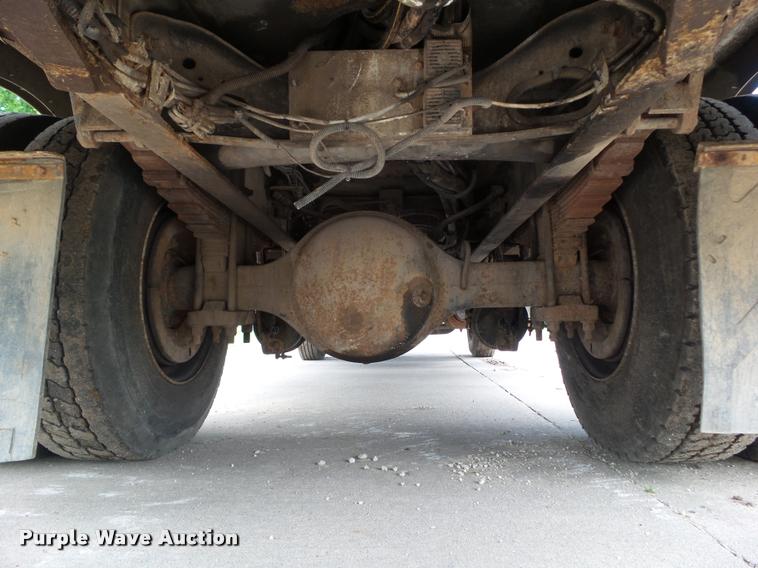 image for item L5573 2005 International DuraStar 4300 service truck with crane