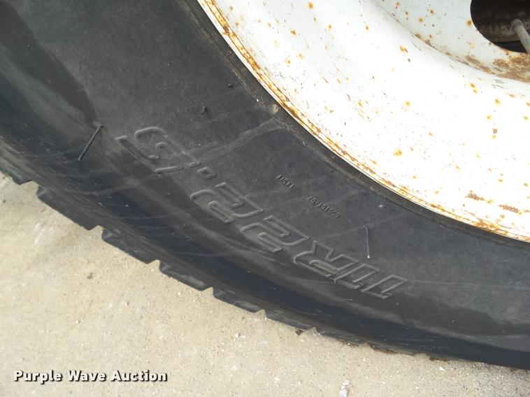 image for item L5573 2005 International DuraStar 4300 service truck with crane