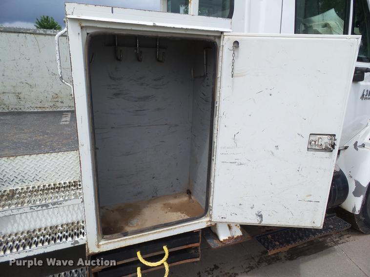 image for item L5573 2005 International DuraStar 4300 service truck with crane