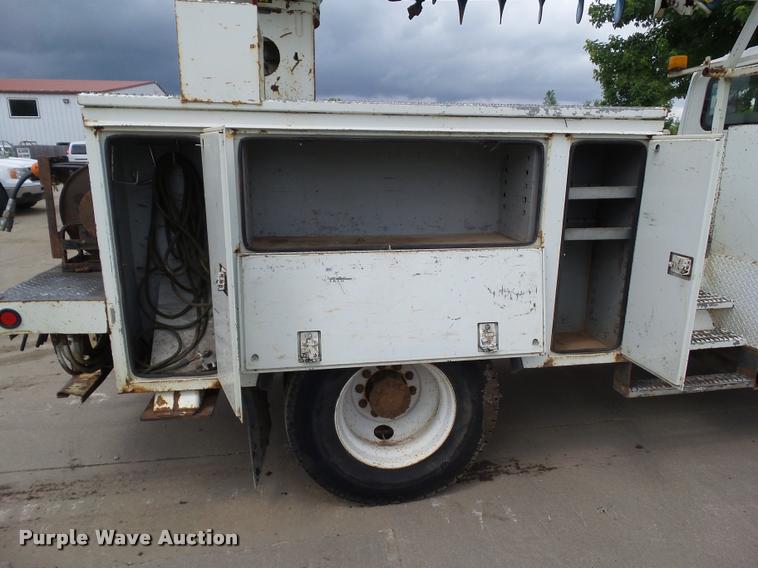 image for item L5573 2005 International DuraStar 4300 service truck with crane