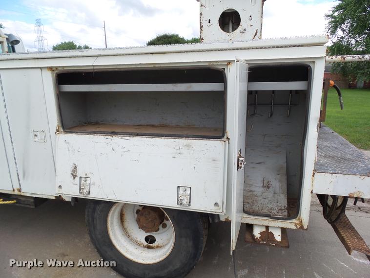 image for item L5573 2005 International DuraStar 4300 service truck with crane