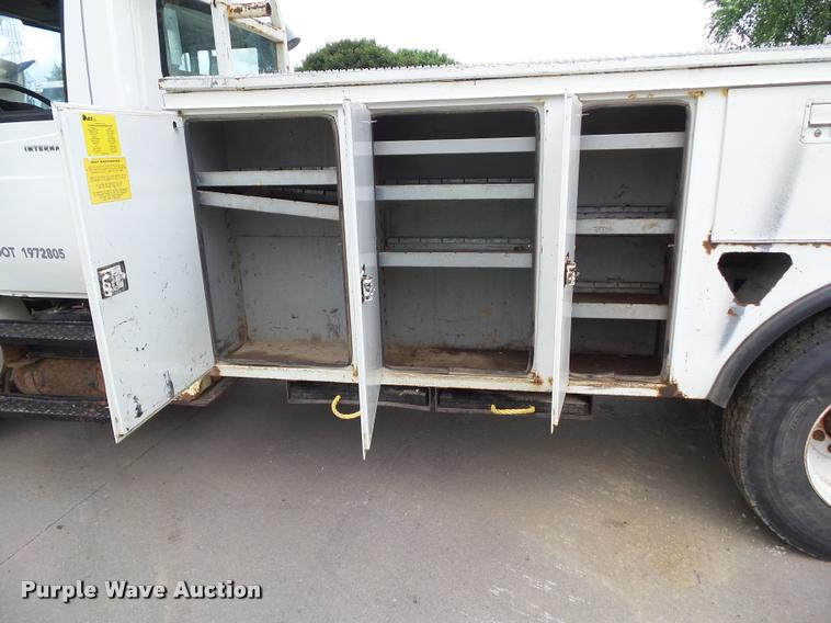 image for item L5573 2005 International DuraStar 4300 service truck with crane