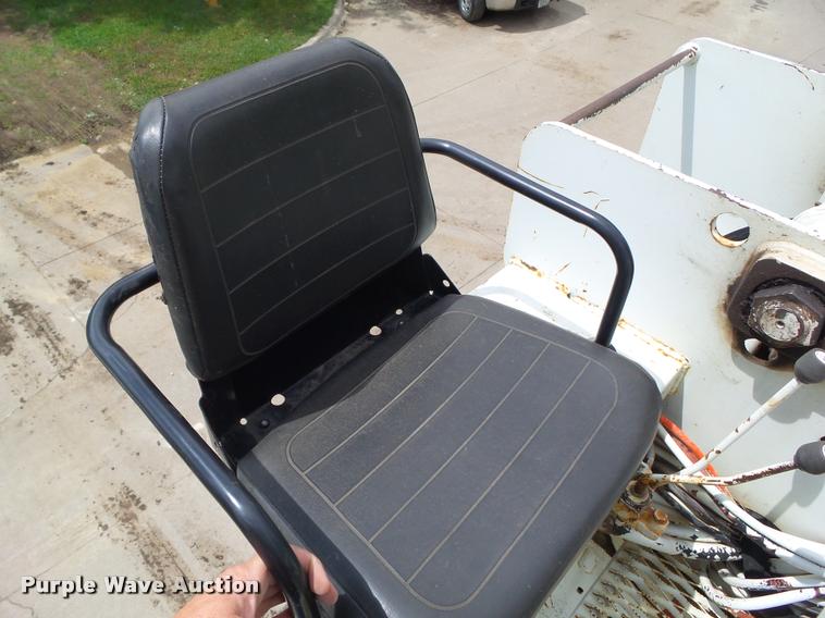 image for item L5573 2005 International DuraStar 4300 service truck with crane