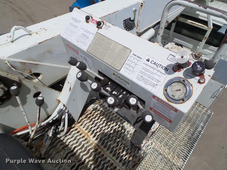 image for item L5573 2005 International DuraStar 4300 service truck with crane