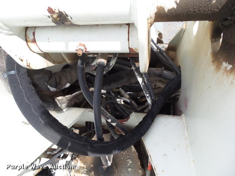 image for item L5573 2005 International DuraStar 4300 service truck with crane